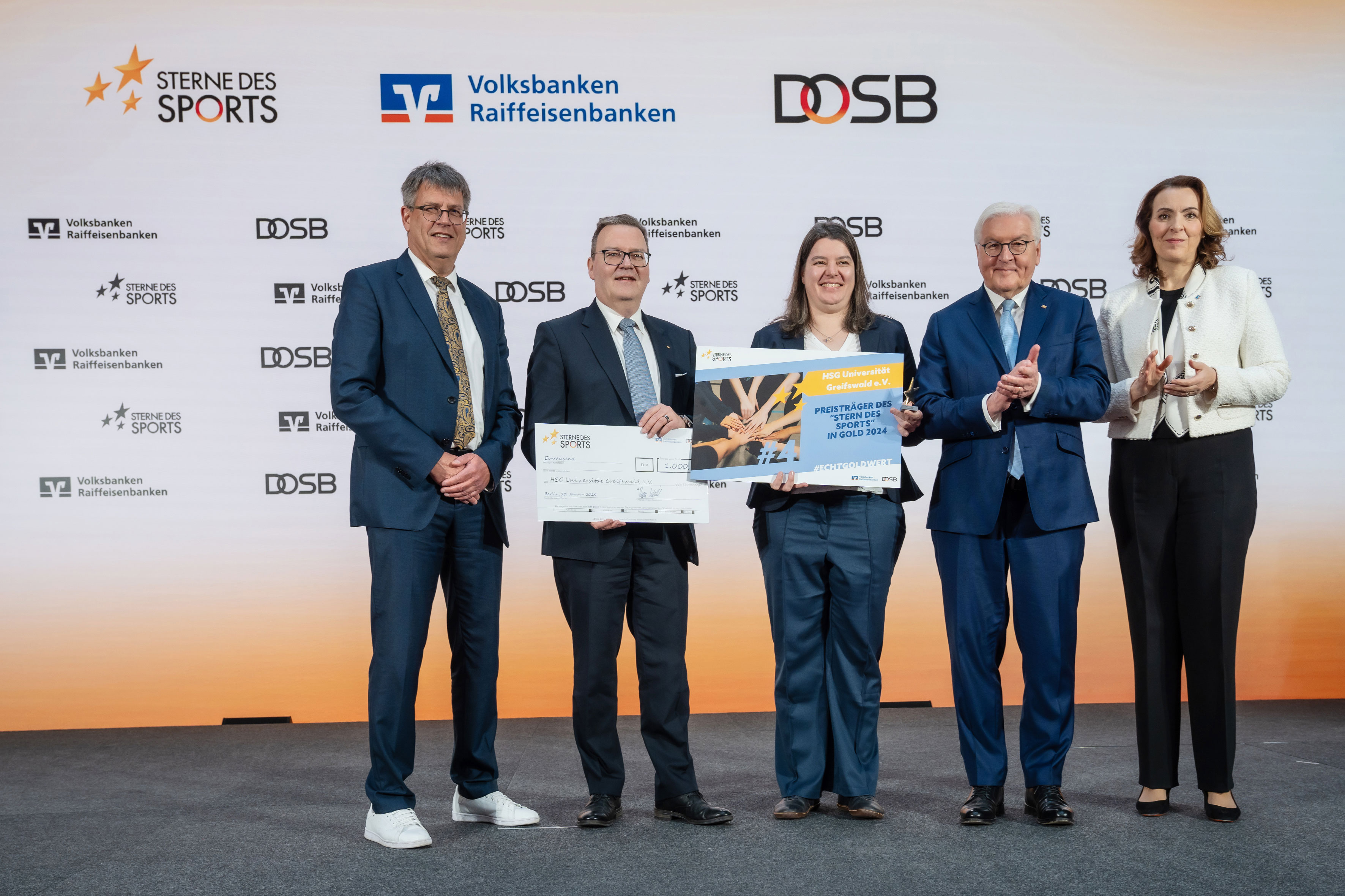 v.l.: Andreas Bluhm (Präsident des Landessportbund Mecklenburg-Vorpommern e.V.), Mohammed Daghsh, Kay Max Schröder und Maria Buschmann vom Box- und Freizeitclub Greifswald e.V., Ronny Bauch (Vorstand der Volksbank Vorpommern) und Stefanie Drese (Ministerin für Soziales, Gesundheit und Sport des Landes Mecklenburg-Vorpommern) v.l.: Andreas Bluhm (Präsident des Landessportbund Mecklenburg-Vorpommern e.V.), Mohammed Daghsh, Kay Max Schröder und Maria Buschmann vom Box- und Freizeitclub Greifswald e.V., Ronny Bauch (Vorstand der Volksbank Vorpommern) und Stefanie Drese (Ministerin für Soziales, Gesundheit und Sport des Landes Mecklenburg-Vorpommern)